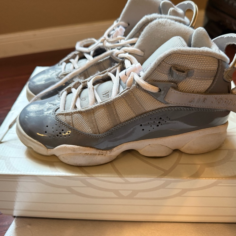 Kids Jordan Gray Sneakers Air Jordan 11 Retro "Cool Grey
2021" size 5.5 Y
